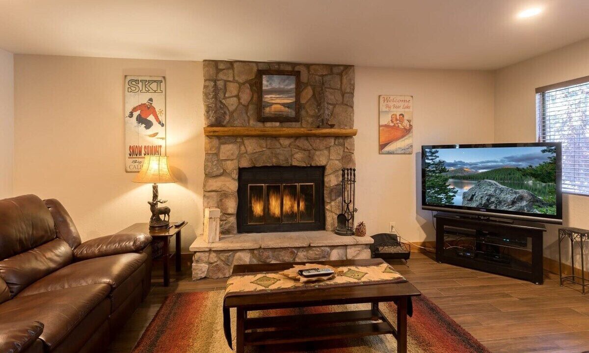 Photo of Livingroom in Summit Estates