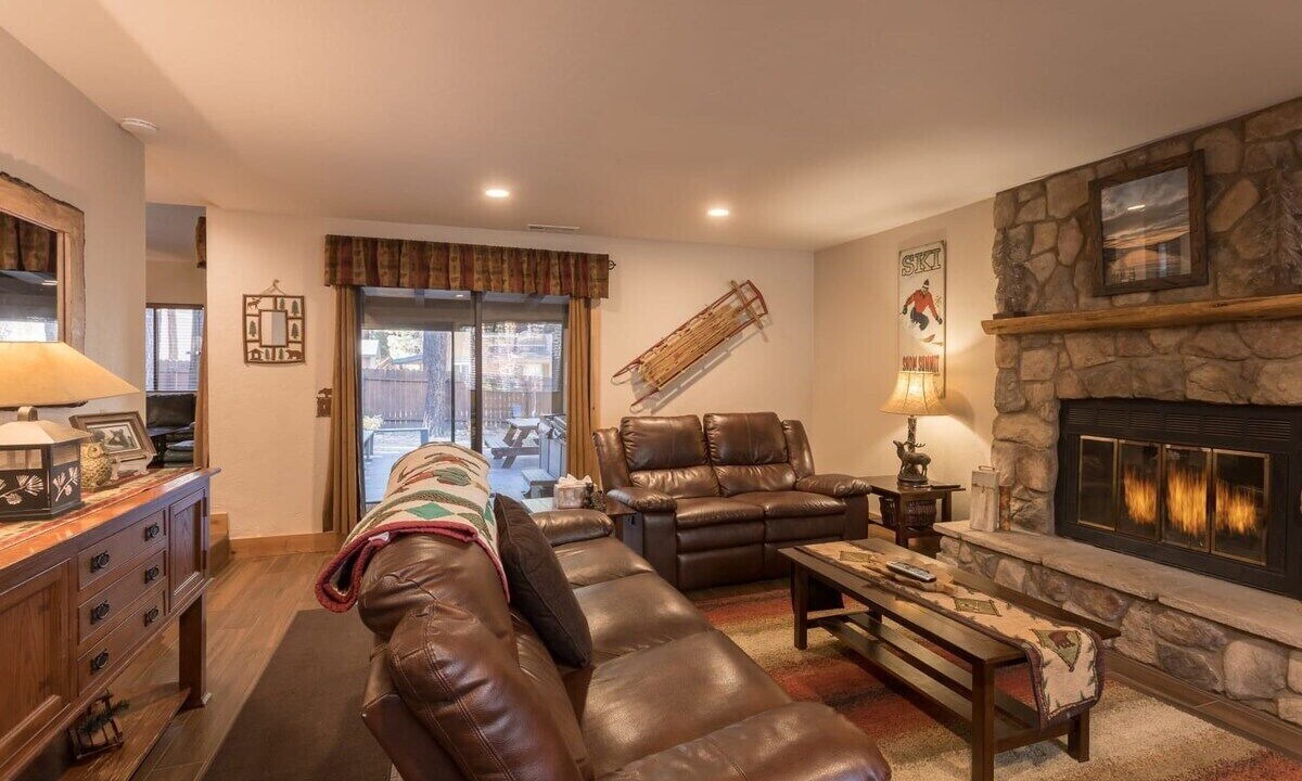 Photo of Livingroom in Summit Estates