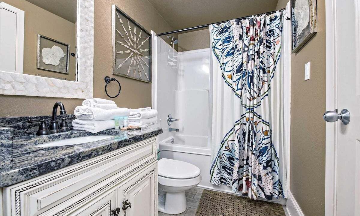 Photo of Bathroom in Orange Beach East