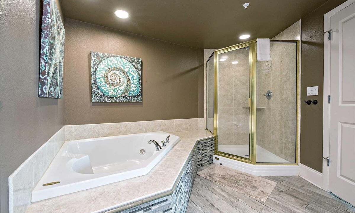 Photo of Bathroom in Orange Beach East