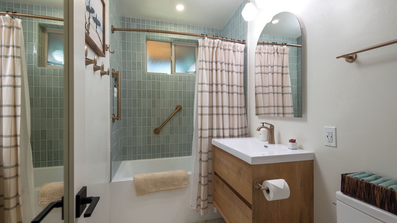 Photo of Bathroom in Cardiff-by-the-Sea
