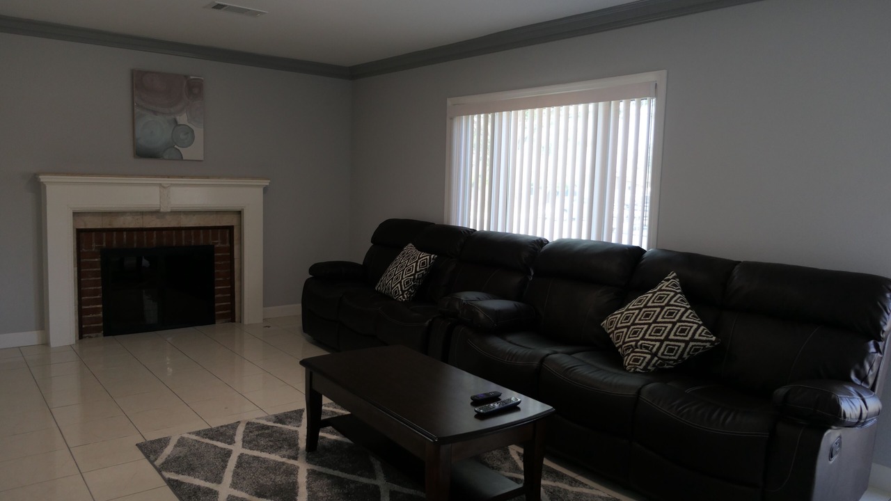 Photo of Livingroom in Midway City