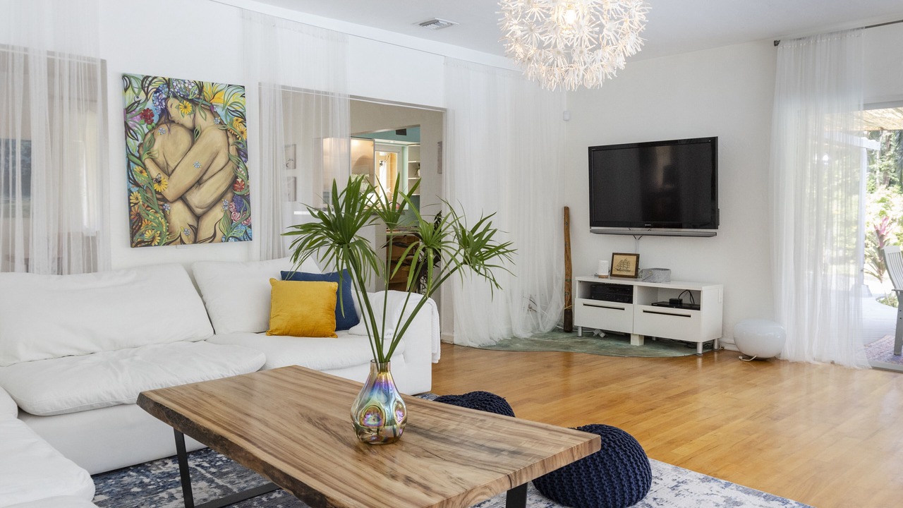 Photo of Livingroom in Biscayne Park