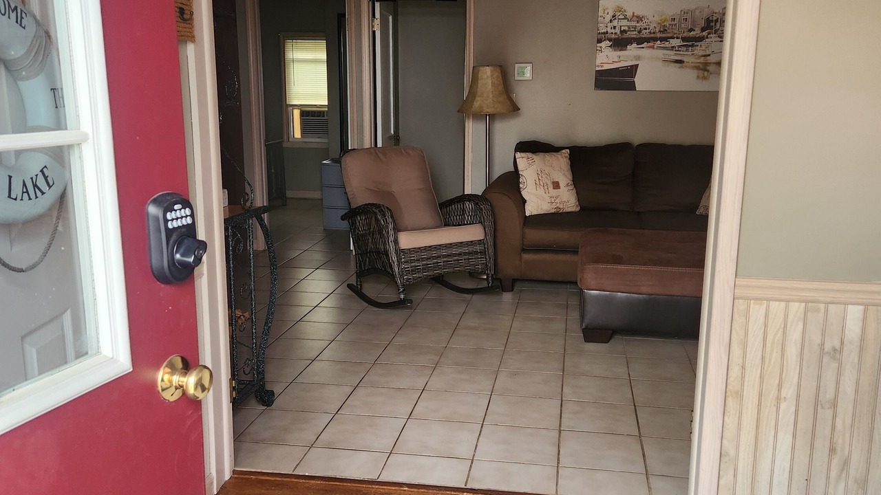 Photo of Livingroom in Madison-on-the-Lake