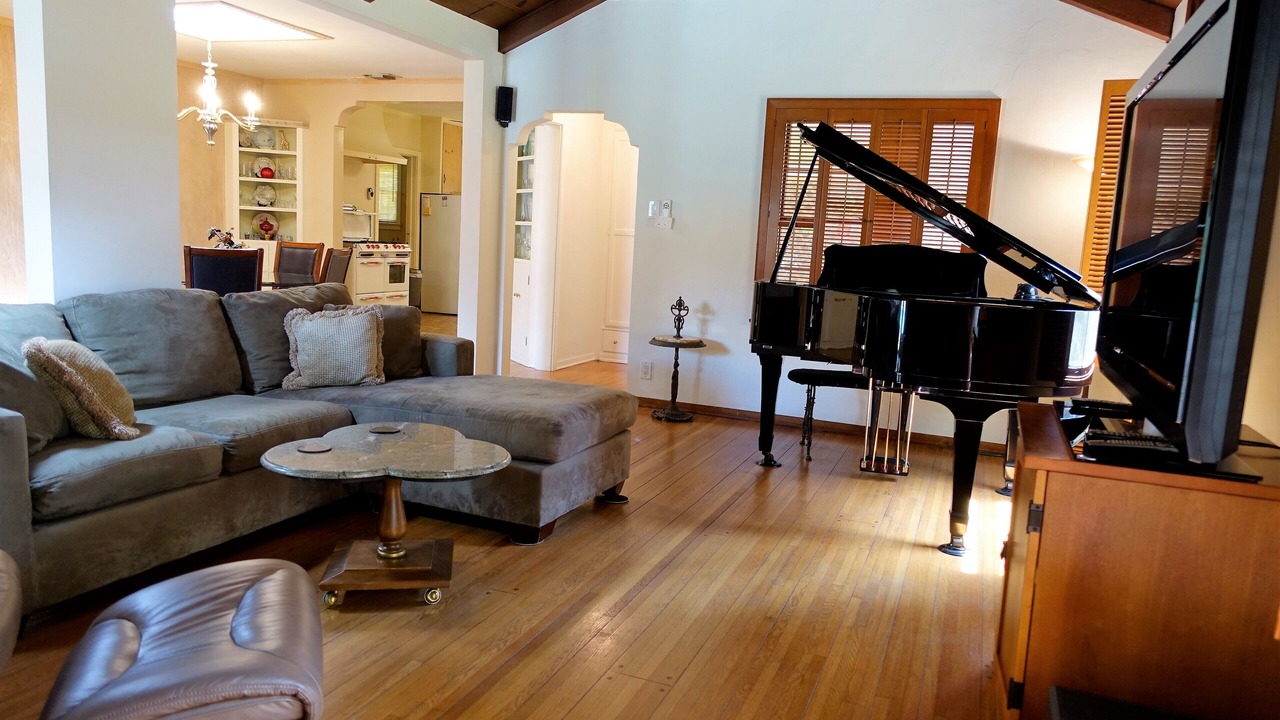 Photo of Livingroom in Valley Village