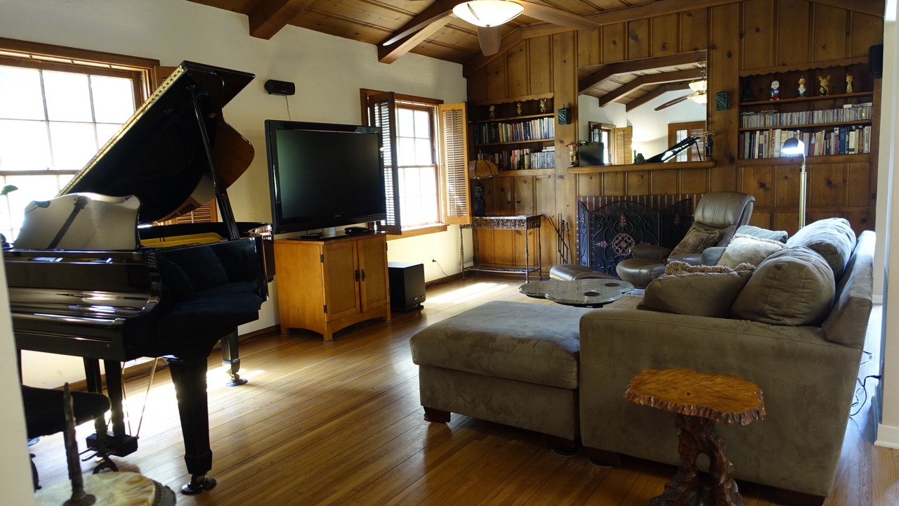 Photo of Livingroom in Valley Village