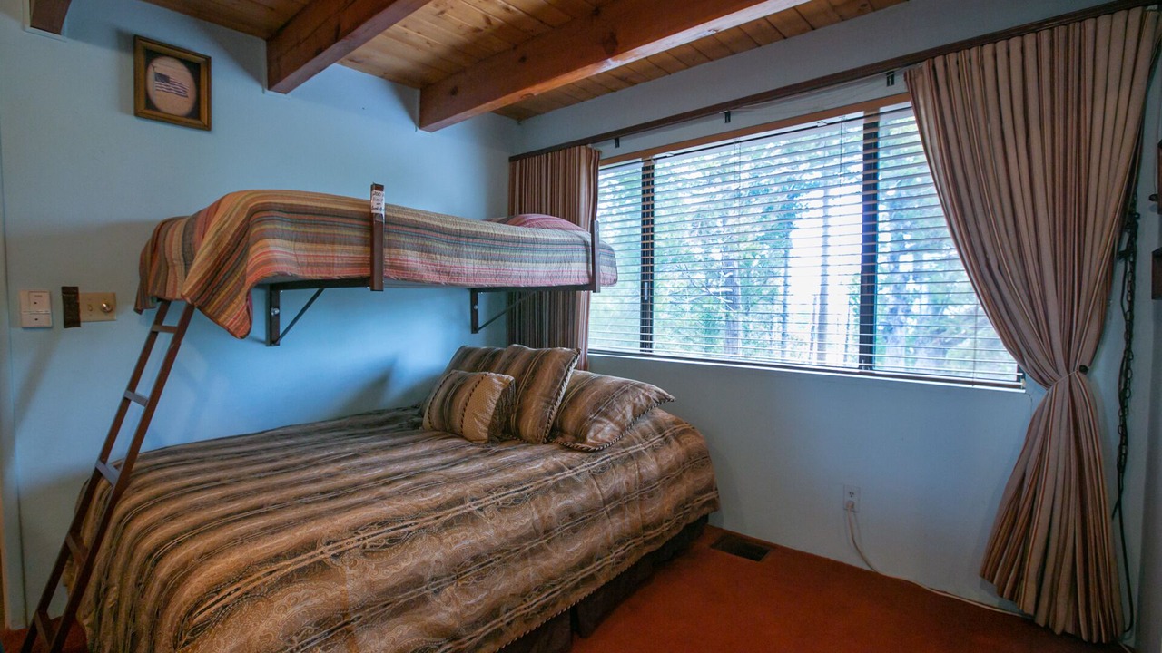 Photo of Bedroom in Running Springs