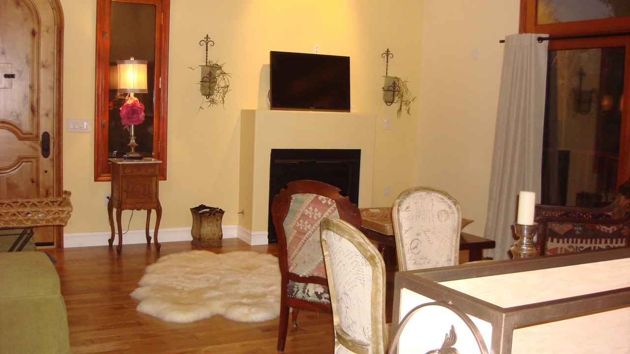 Photo of Livingroom in Tarzana