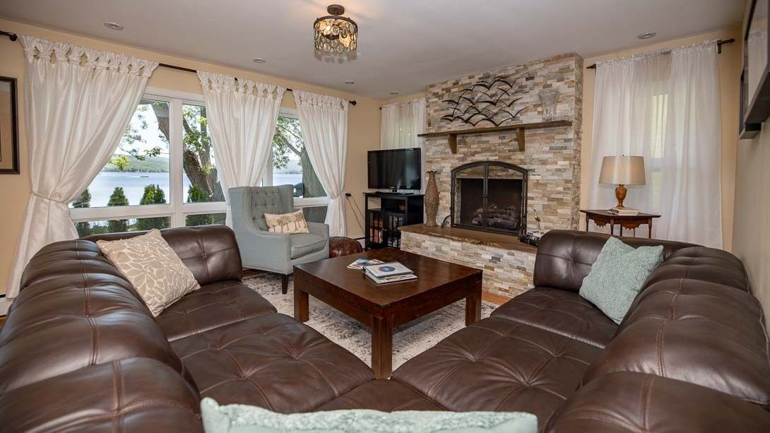 Photo of Livingroom in Town of Richmond