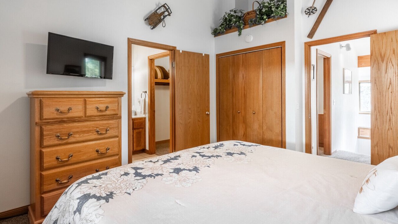 Photo of Bedroom in June Lake