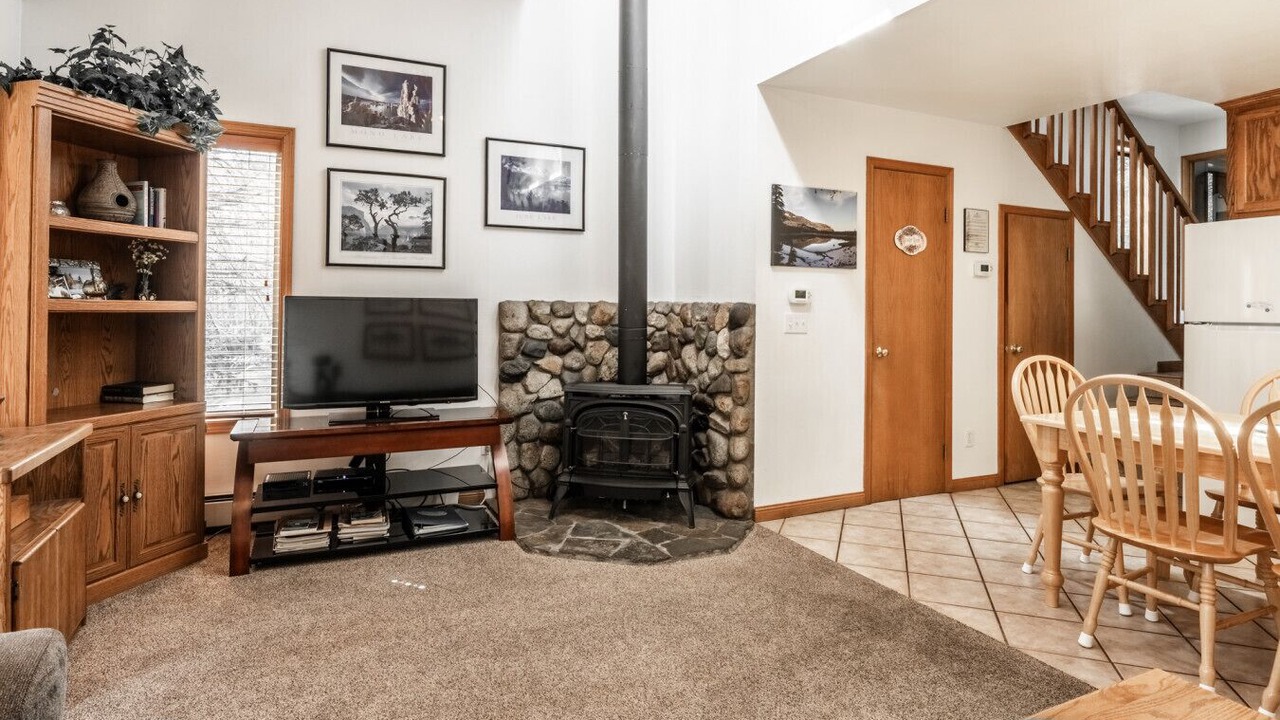 Photo of Livingroom in June Lake
