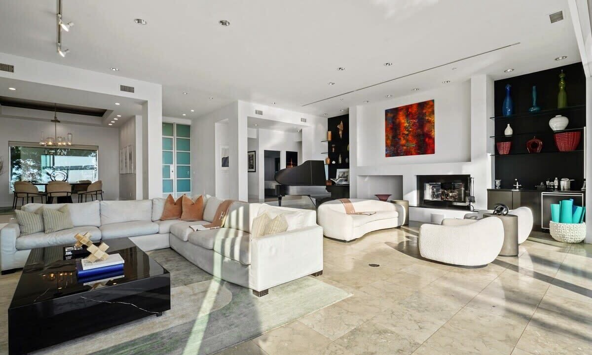 Photo of Others in Hollywood Hills
