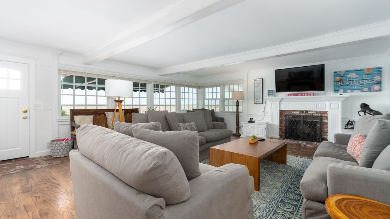 Photo of Livingroom in Balboa Peninsula