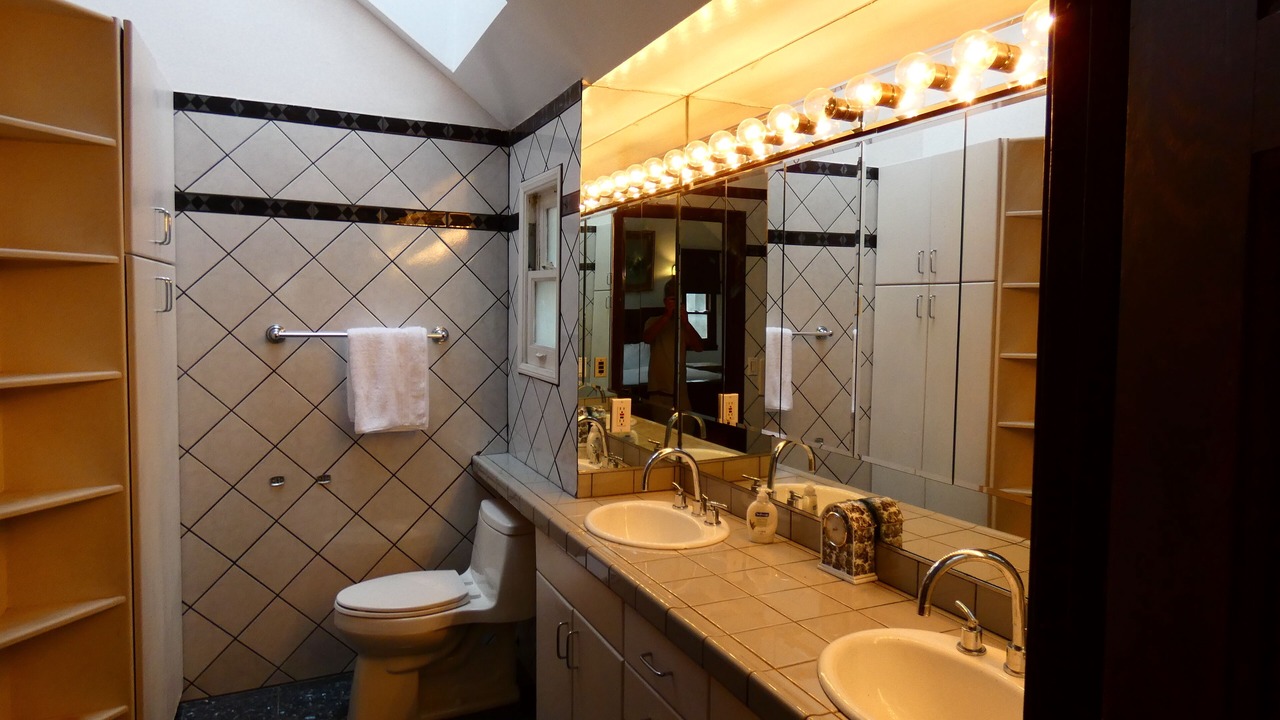 Photo of Bathroom in Hollywood Dell