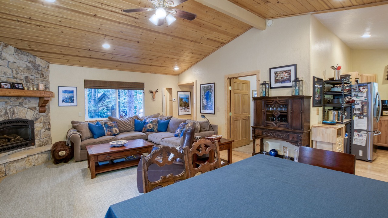 Photo of Livingroom in Donner Lake Woods