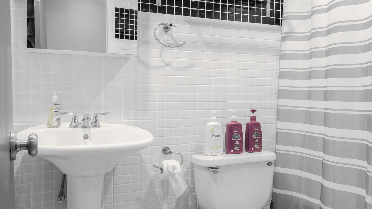Photo of Bathroom in Bayshore Gardens