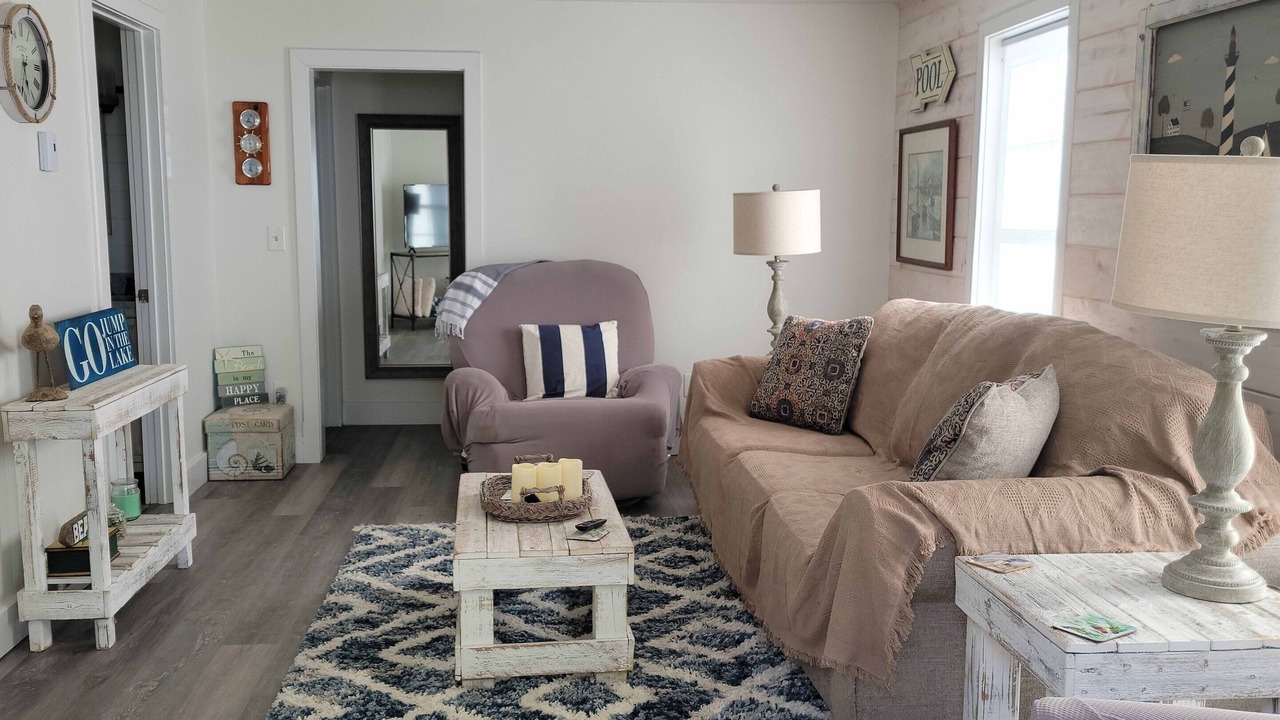 Photo of Livingroom in Madison-on-the-Lake