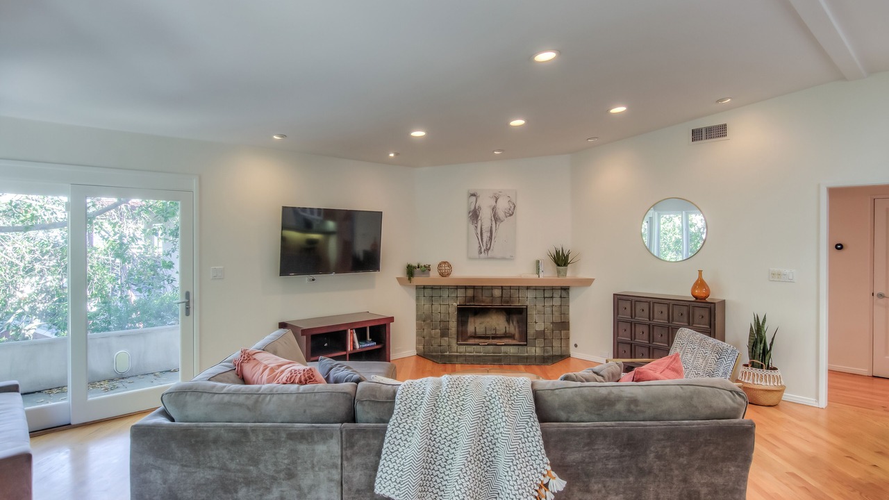 Photo of Others in Hollywood Hills West