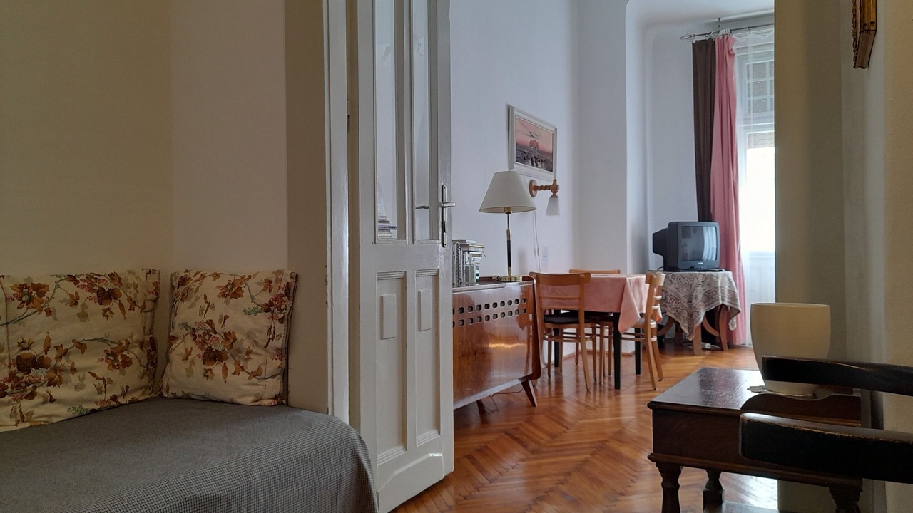 Photo of Livingroom in 13th District