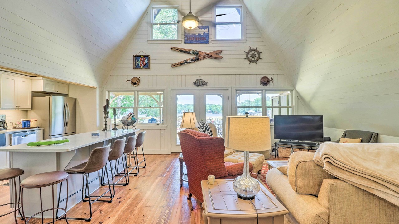 Photo of Livingroom in Little Kowaliga