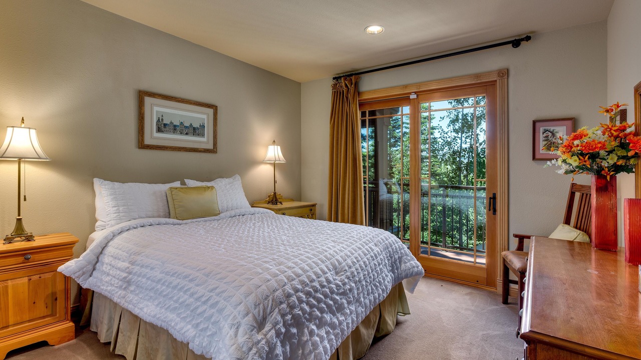 Photo of Bedroom in Country Club Estates