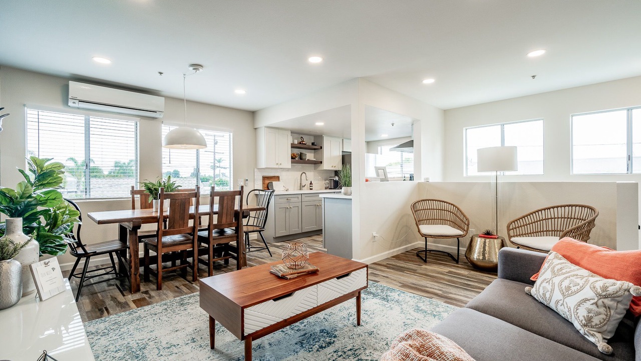 Photo of Livingroom in Midway City