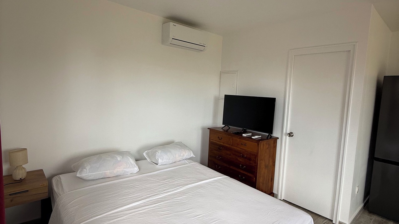 Photo of Bedroom in Teahupoo