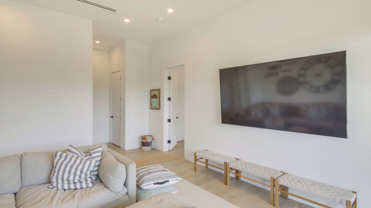 Photo of Livingroom in Central Malibu