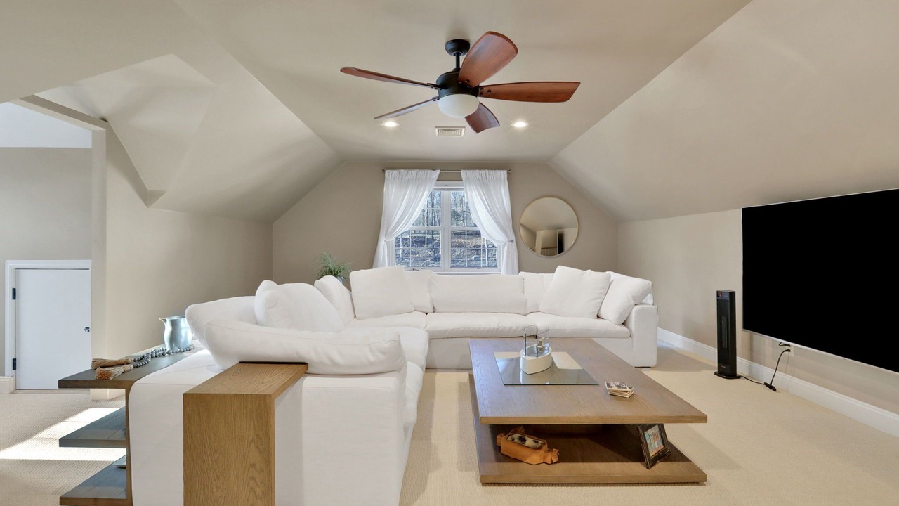 Photo of Livingroom in Middle Hope