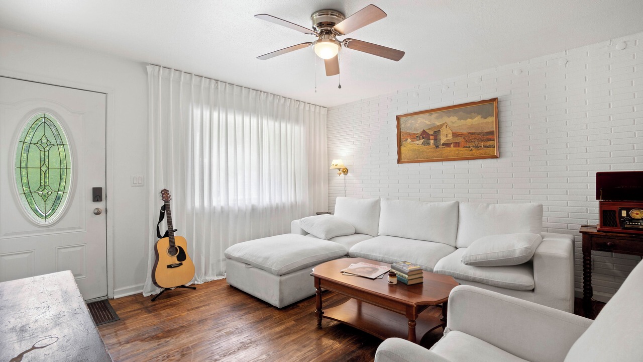 Photo of Livingroom in Erie