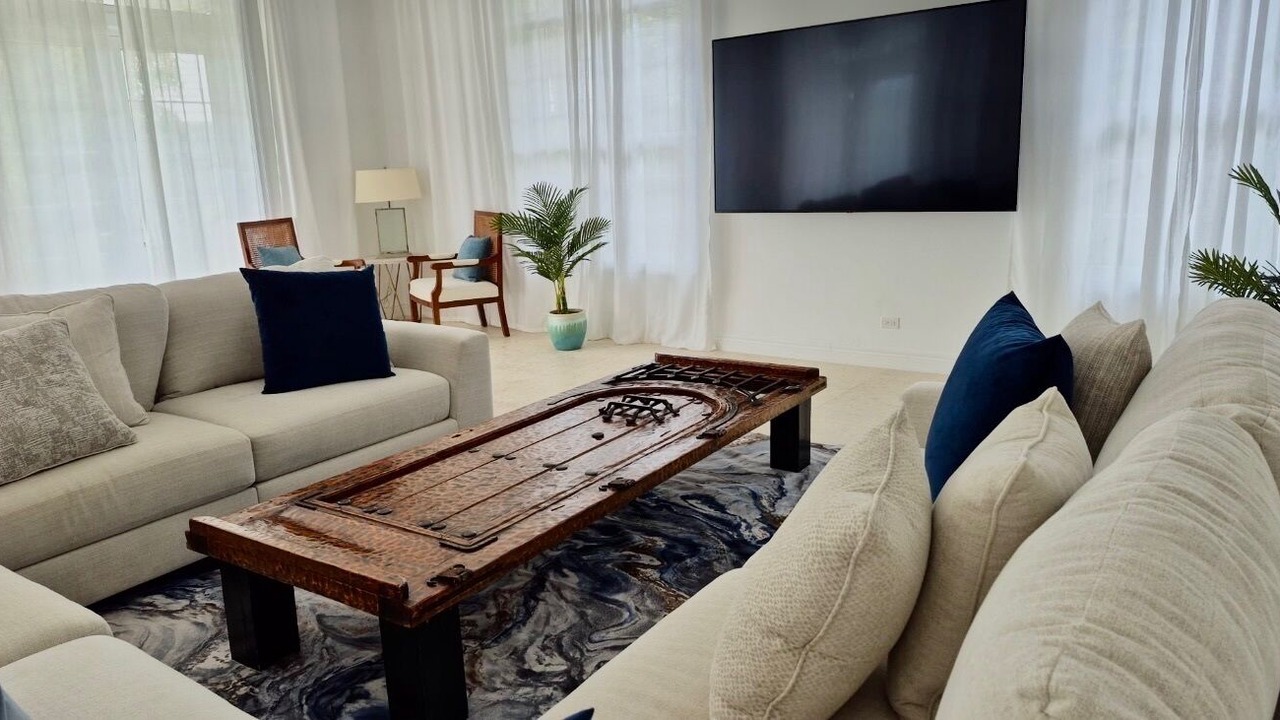 Photo of Livingroom in Lyford Cay