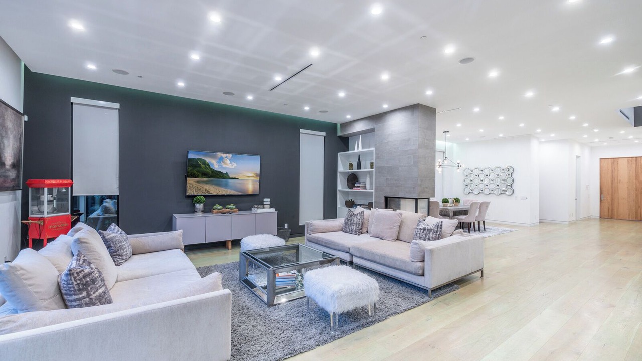 Photo of Livingroom in Greater Wilshire - Hancock Park