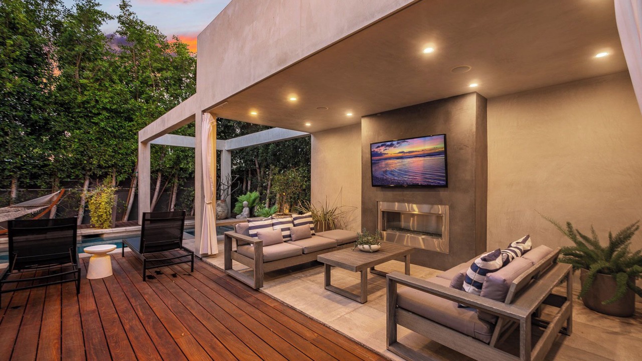 Photo of Patio Balcony in Greater Wilshire - Hancock Park