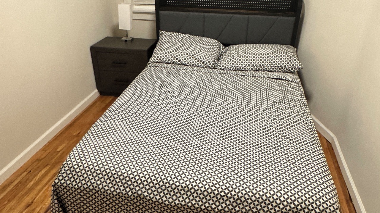 Photo of Bedroom in Front Park