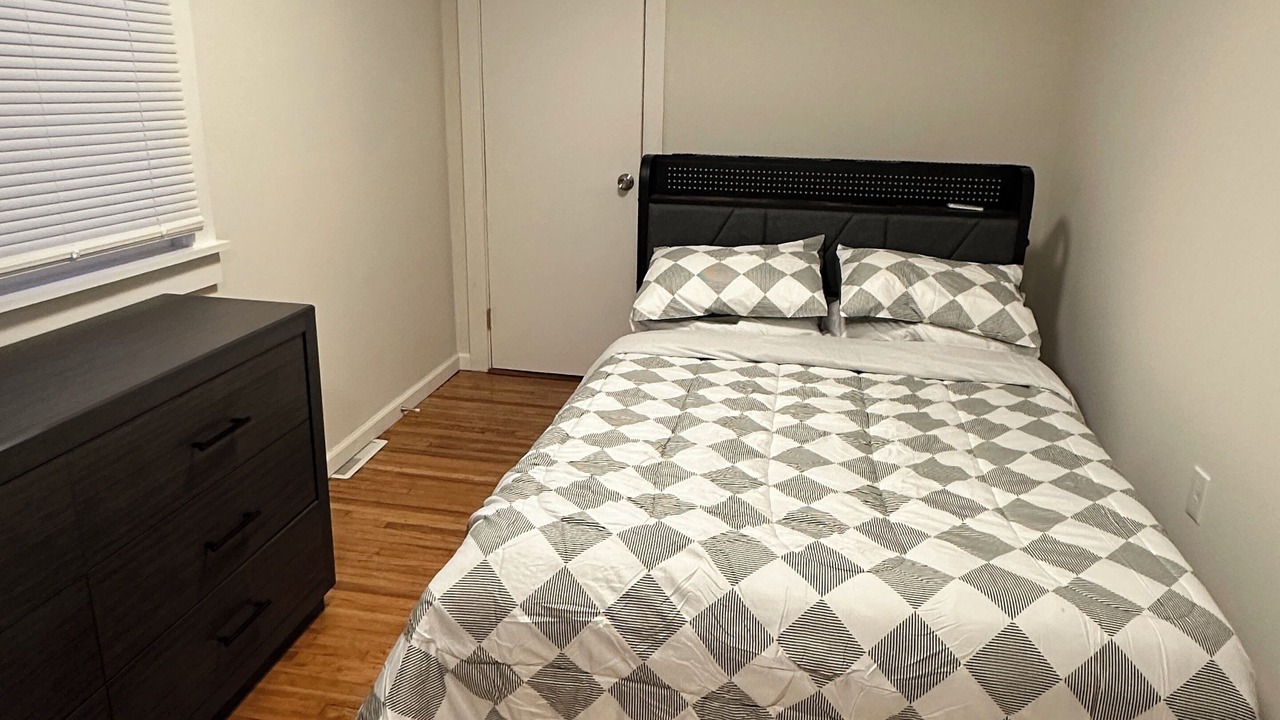 Photo of Bedroom in Front Park