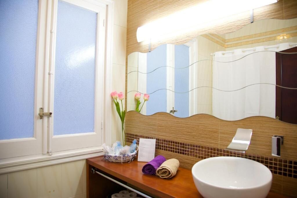 Photo of Bathroom in La Trinidad-San Juan y Todos los Santos