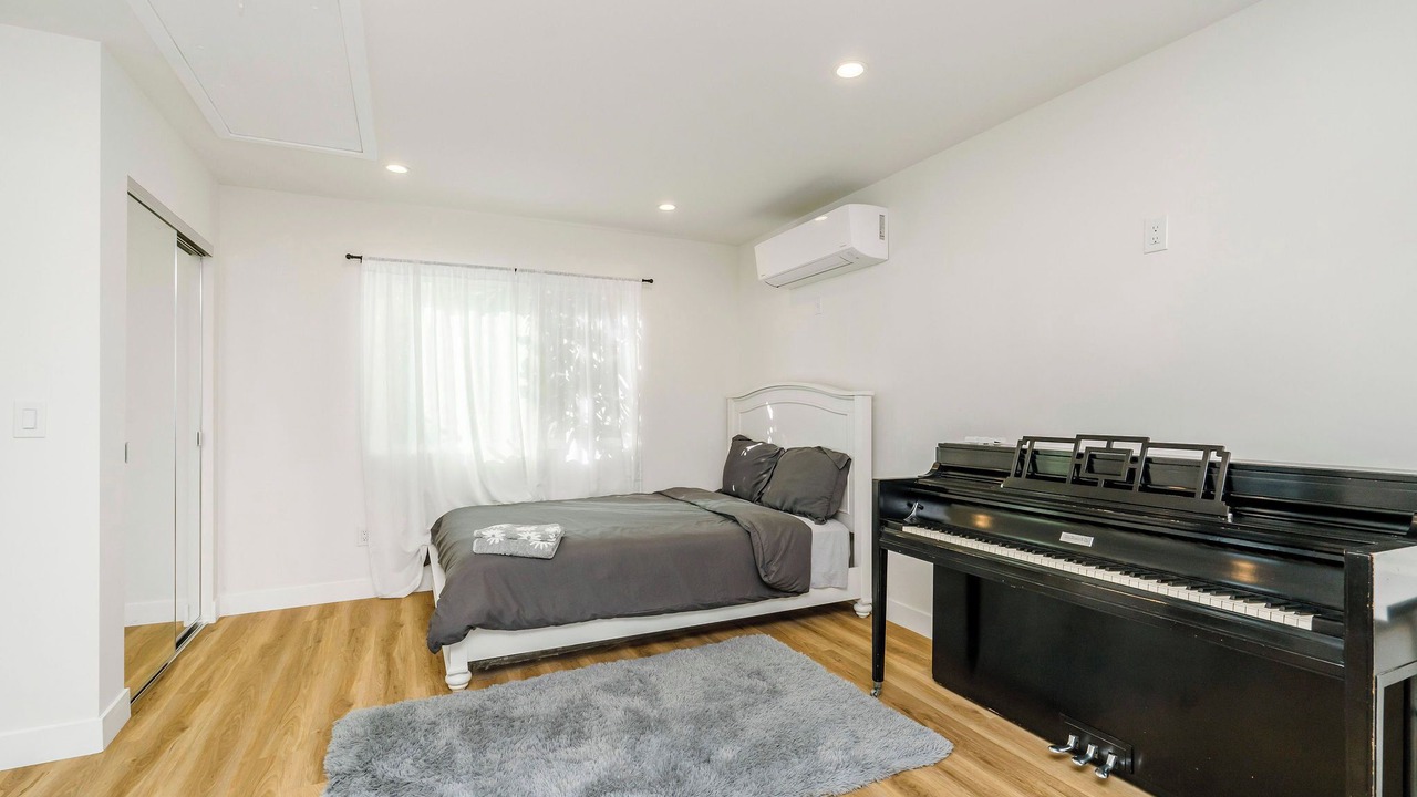 Photo of Bedroom in Miracle Mile