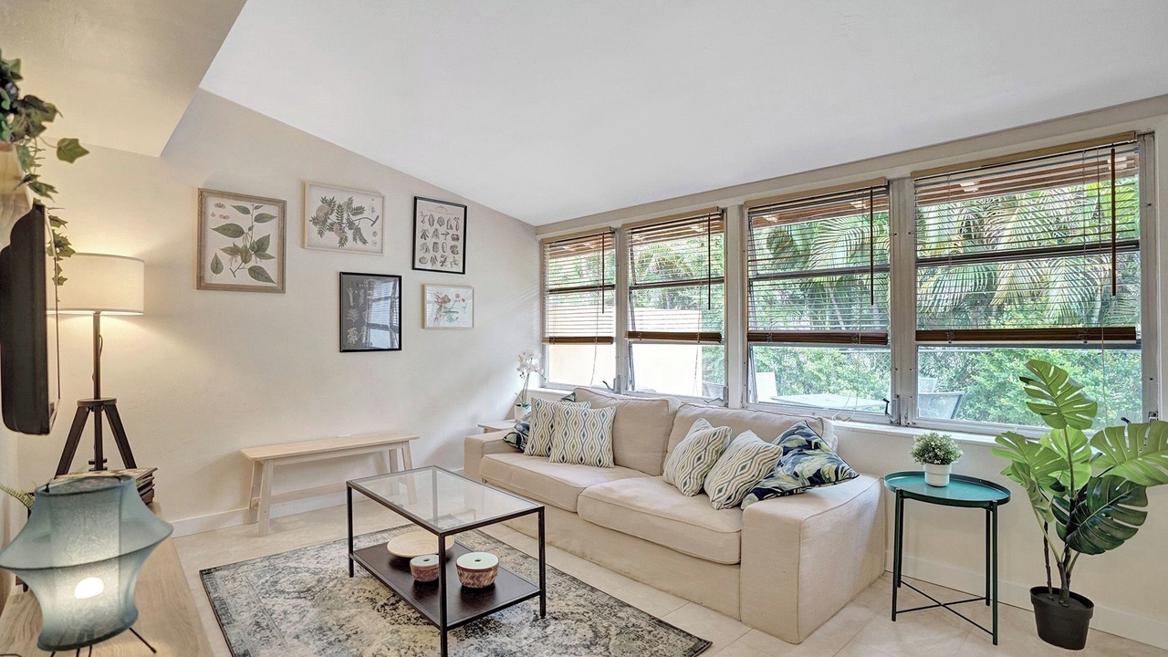 Photo of Livingroom in Imperial Point