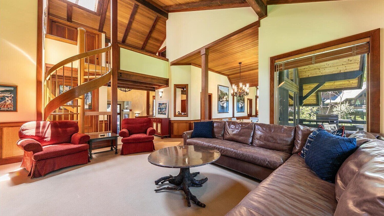 Photo of Livingroom in Chambers Lodge
