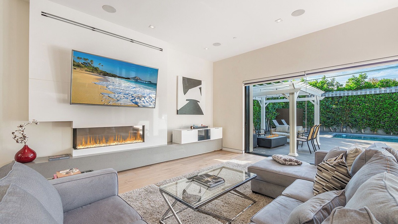 Photo of Livingroom in Greater Wilshire - Hancock Park