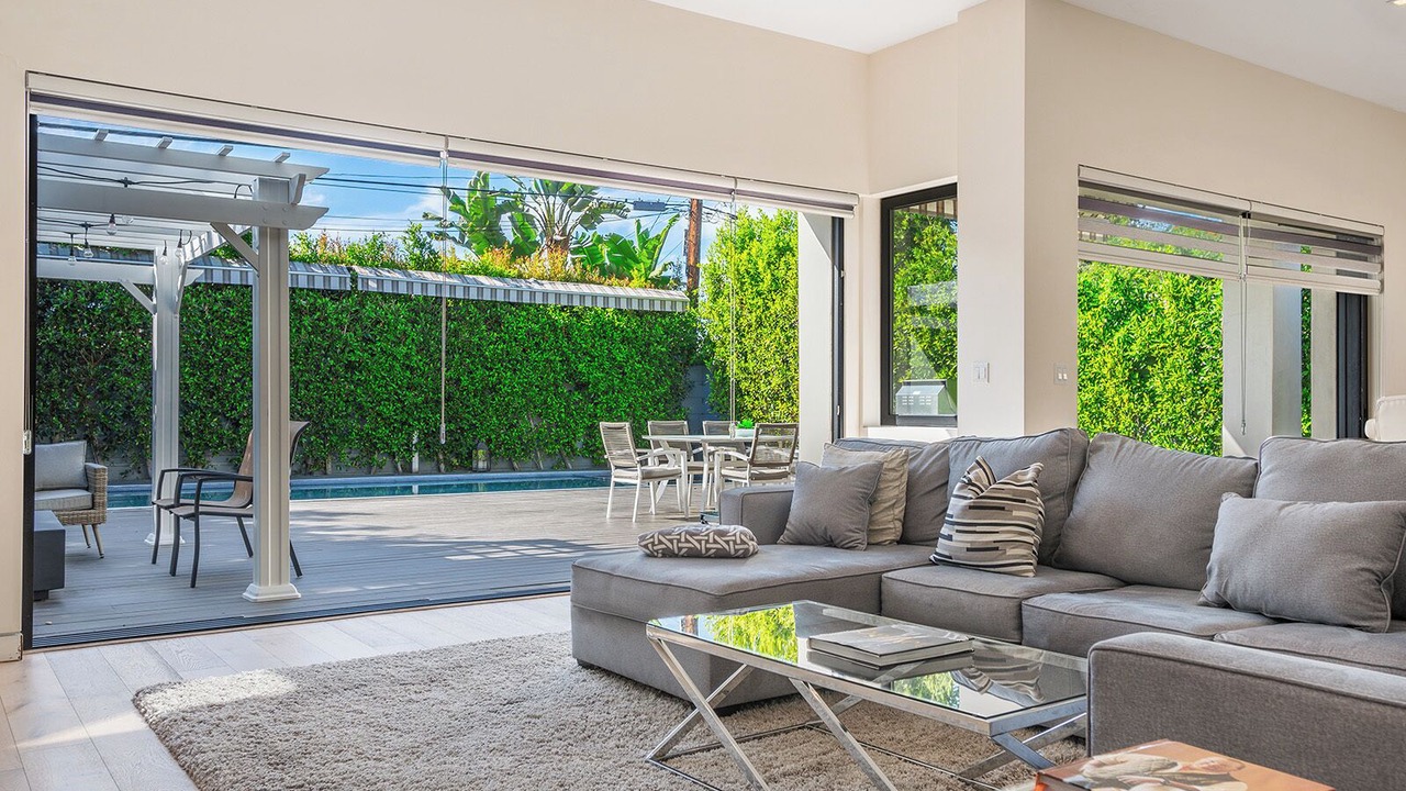 Photo of Livingroom in Greater Wilshire - Hancock Park
