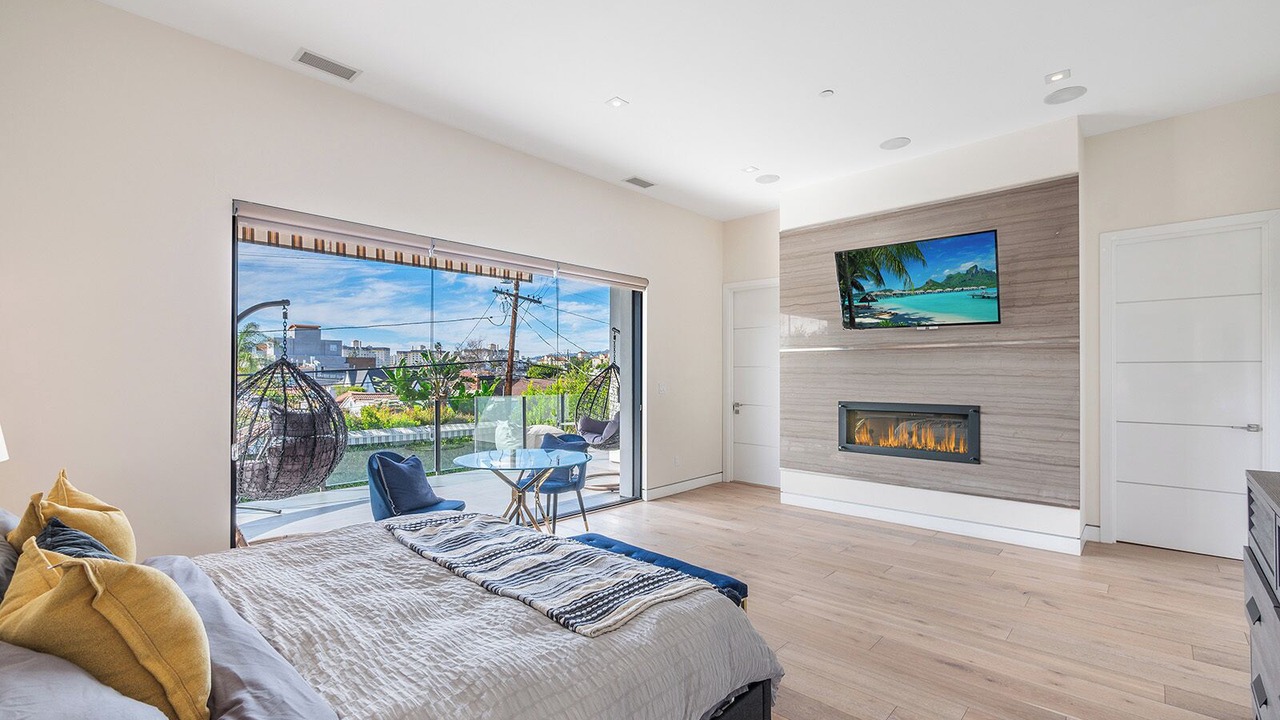 Photo of Bedroom in Greater Wilshire - Hancock Park