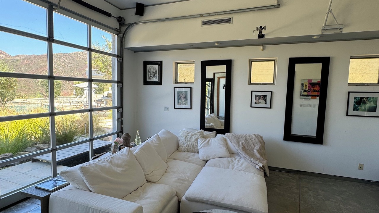 Photo of Livingroom in Malibu
