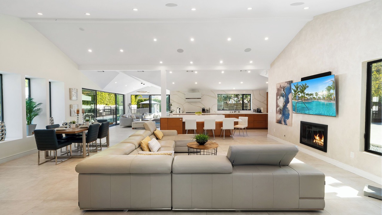 Photo of Livingroom in Tarzana