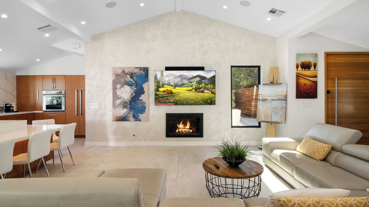 Photo of Livingroom in Tarzana
