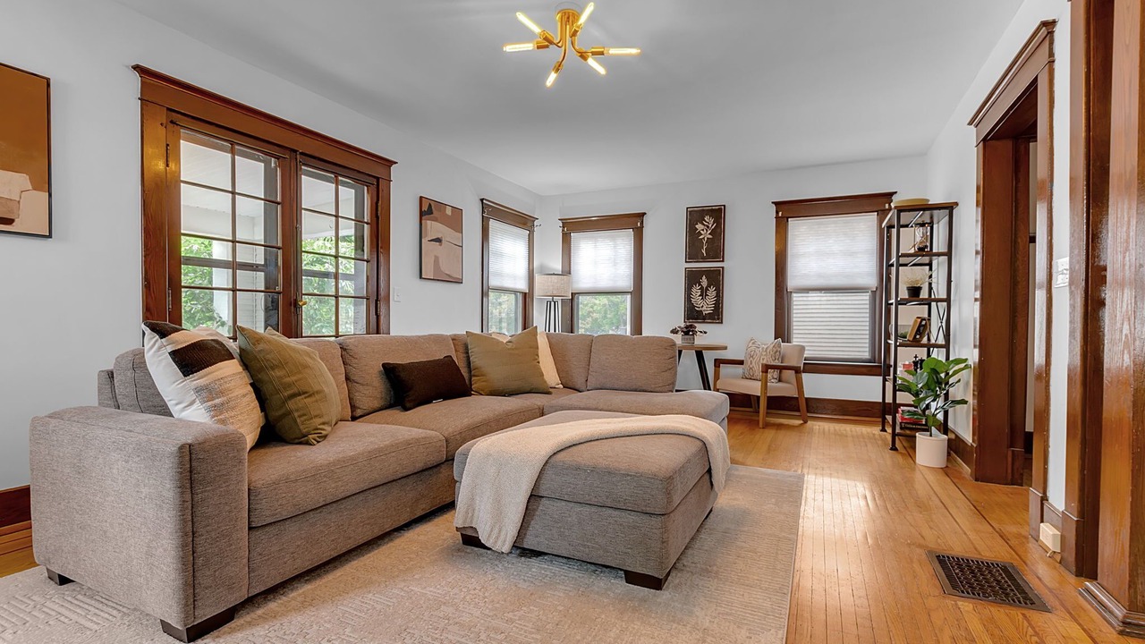 Photo of Livingroom in Front Park