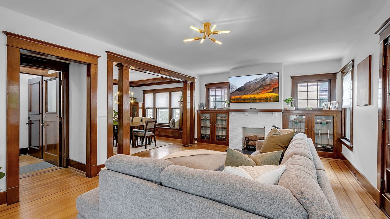 Photo of Livingroom in Front Park