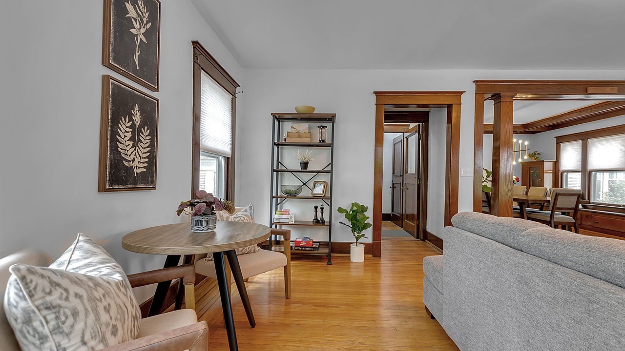 Photo of Livingroom in Front Park