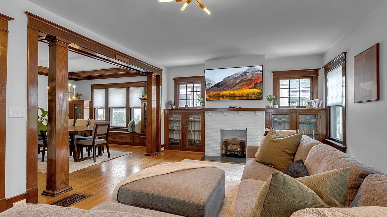 Photo of Livingroom in Front Park