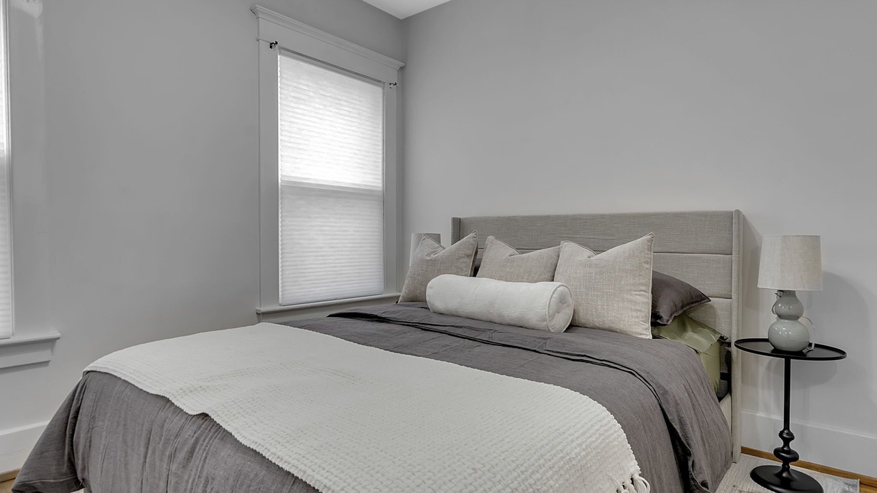 Photo of Bedroom in Front Park